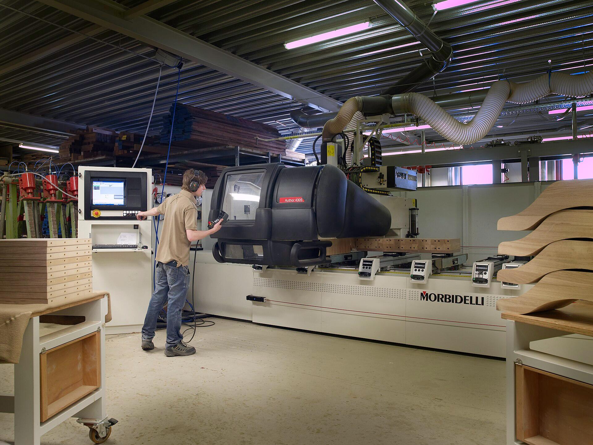 دستگاه ماشین کاری CNC